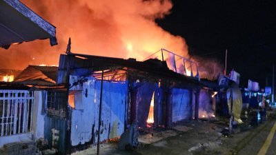 士拉央餐饮店起火　殃及同排3间店铺