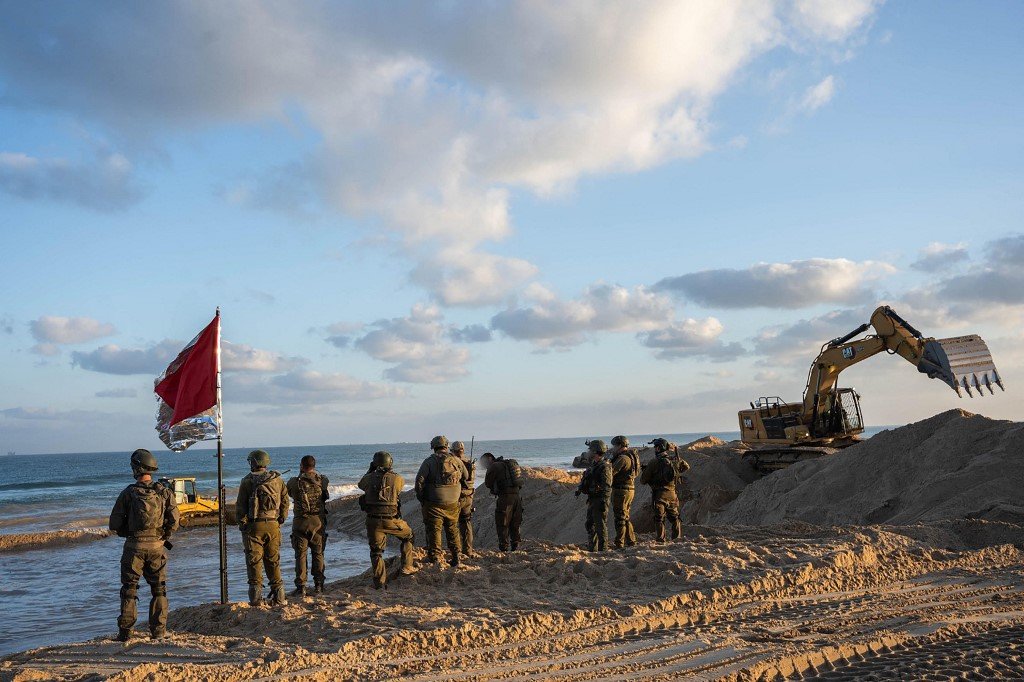 以色列军队在地中海“岸上联合后勤”（JLOTS） 浮动码头施工地点工作。（图取自以色列军队/法新社）