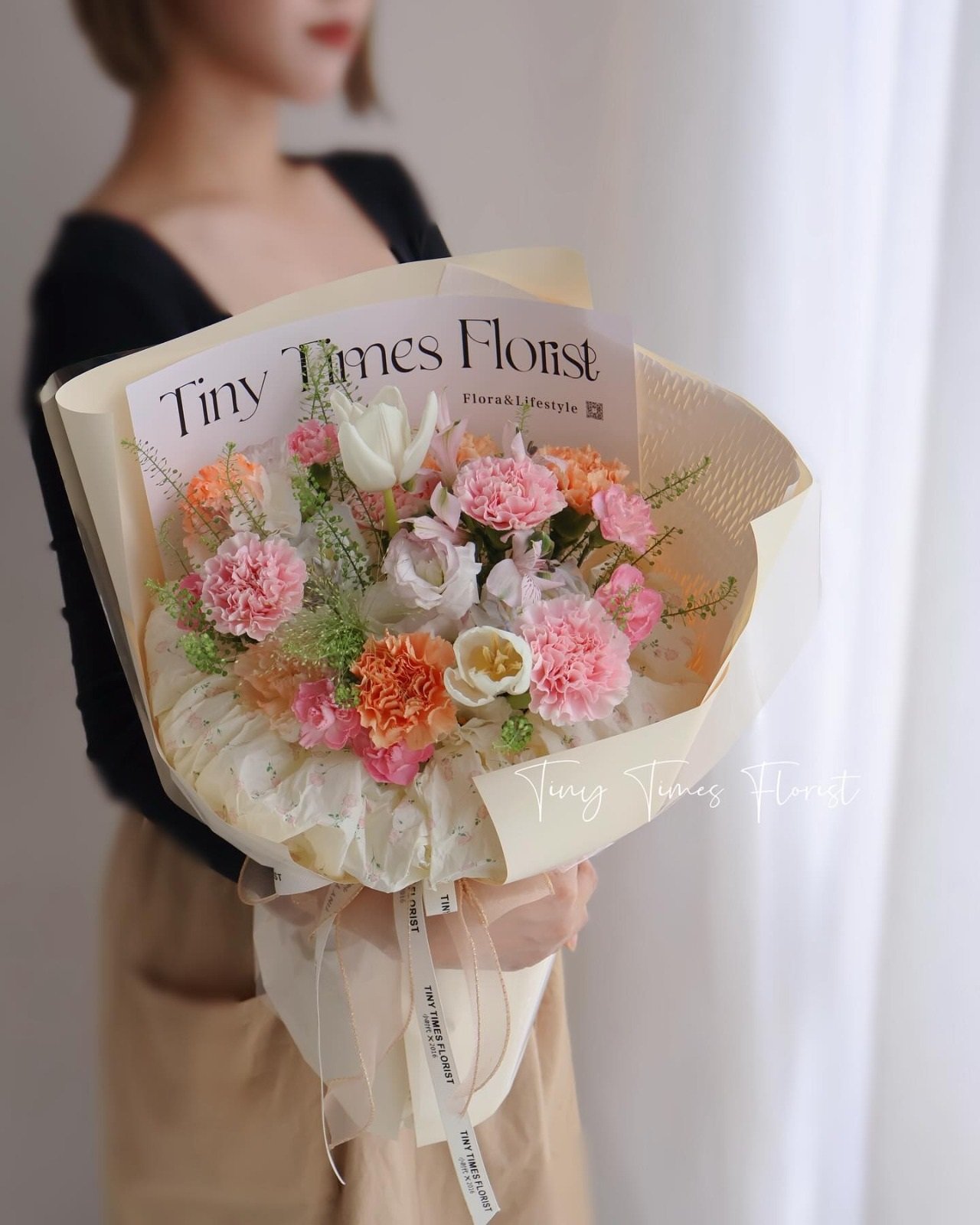 受访商家透露，今年的母亲节花束与去年价格保持一样，没有涨价。图为Tiny Times Florist小时代花店推出的母亲节花束。