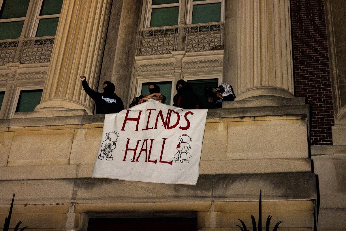 哥伦比亚大学校园的亲巴勒斯坦示威者周二凌晨宣布，为纪念被以色列军队杀害的6岁巴勒斯坦女孩欣德，把汉密尔顿大厅改名为“欣德大厅”。（图取自法新社）