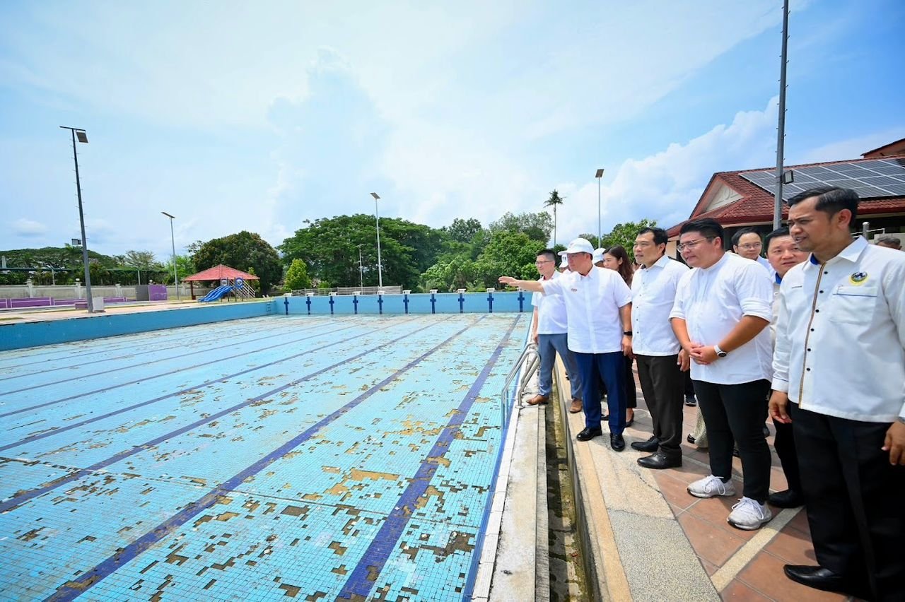 倪可敏（左）希望江沙游泳池修复计划，能赶在今年霹雳州苏丹华诞，或最迟在今年12月31日之前竣工。