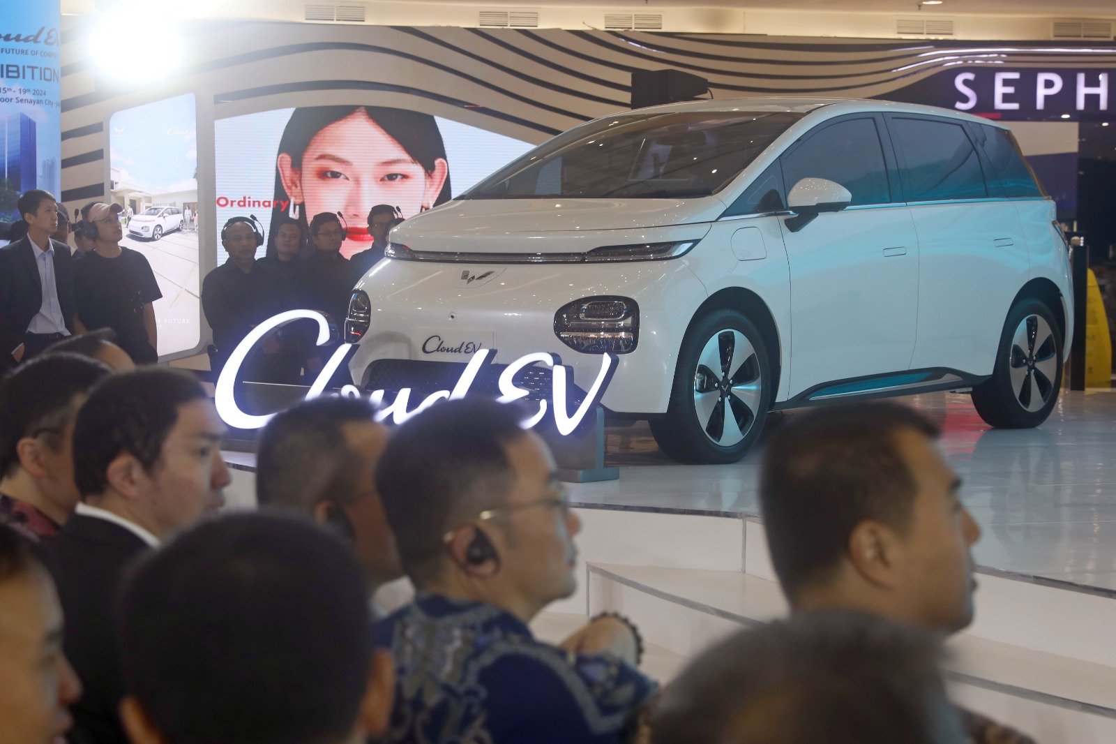 中国车企五菱本月15日在印尼雅加达发布新款电动车——CloudEV（宝骏云朵）。经过3年的布局，五菱印尼三款新能源产品（Air Ev，BinguoEV，CloudEV）已进入印尼乘用车市场。图为发布会现场。（图取自中新社）