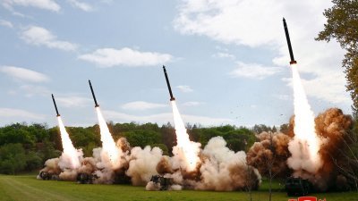朝鲜模拟核反击演习　金正恩指导超大型火箭炮部队