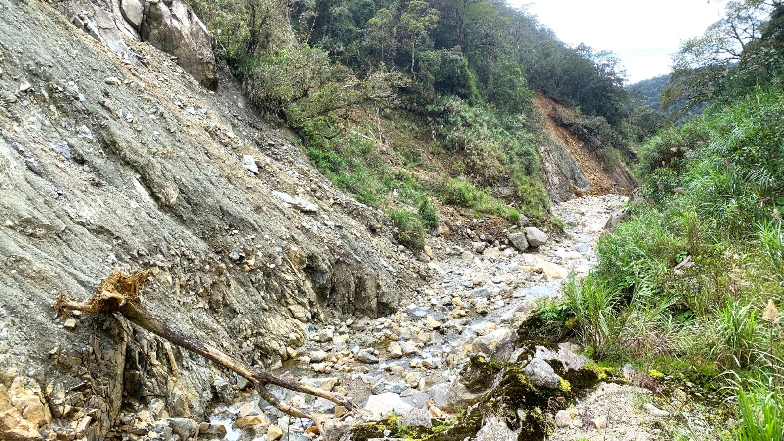 马西劳河道在2015年地震后，因山体滑坡而被破坏。