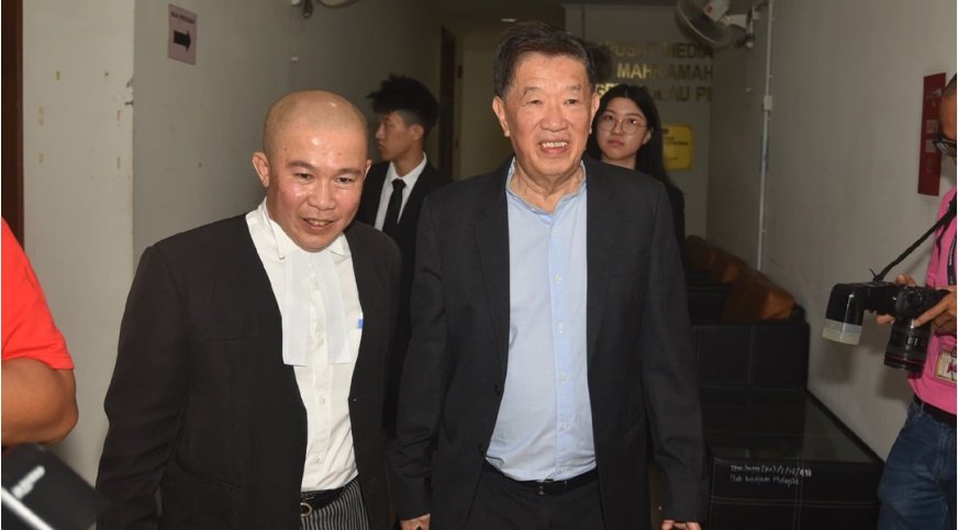 陈国平（右）与律师郭文伟一同抵达。