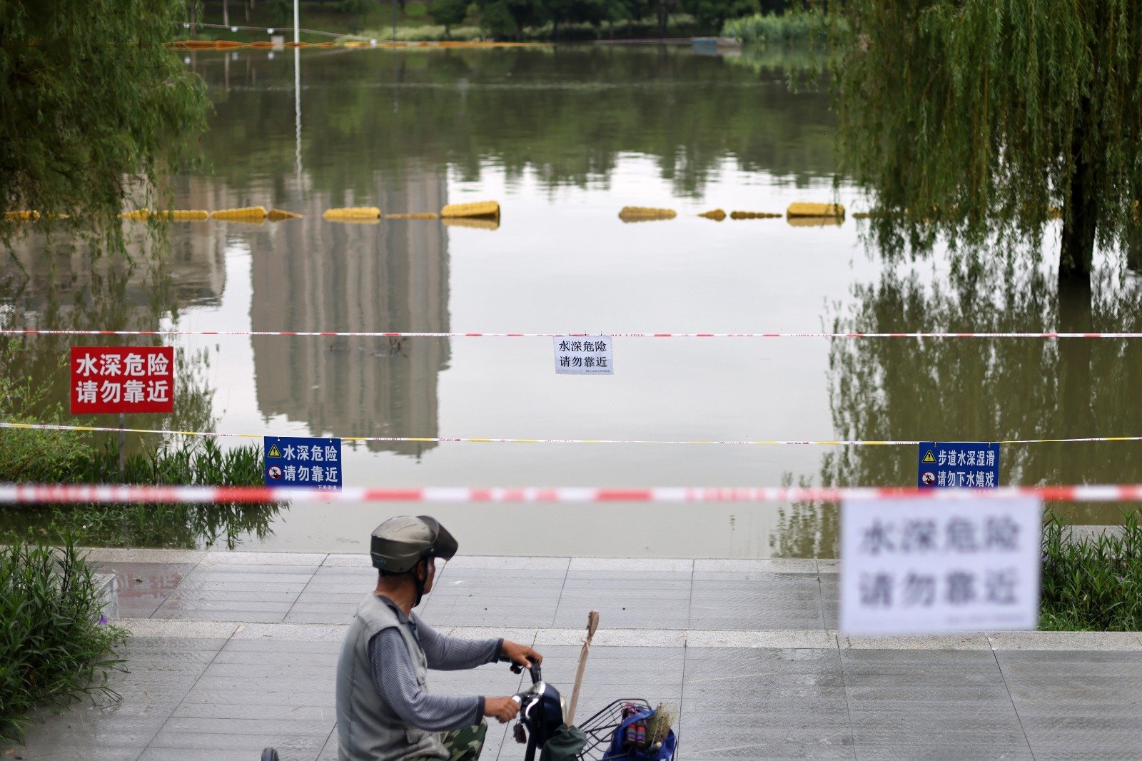 周一在江苏南京，秦淮河入长江口因水位上涨拉起了警戒线。（图取自中新社）