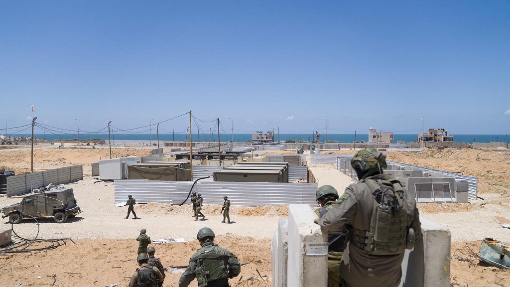 以色列军队正在施工连接一个浮动码头到加沙地带，以方便将人道援助物资运入加沙地带。（图取自以色列军队/法新社）